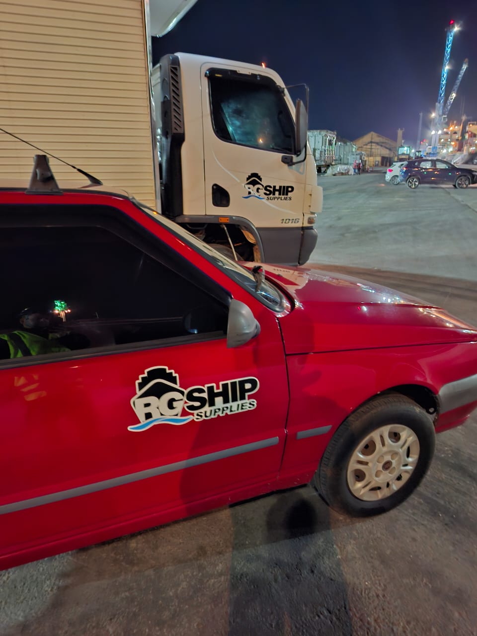 Veículo da RG Ship Supplies no cais
